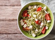 Zucchini-Nudeln mit Feta und Tomaten