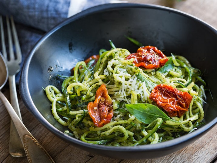 Zucchini-Nudeln mit Pesto und Tomaten Zucchini-Nudeln mit Pesto und Tomaten