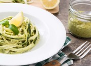 Zucchini-Nudeln mit Pesto