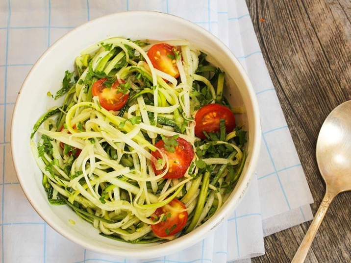 Zucchini Pasta mit Kräutern und Tomaten Zucchini Pasta mit Kräutern und Tomaten