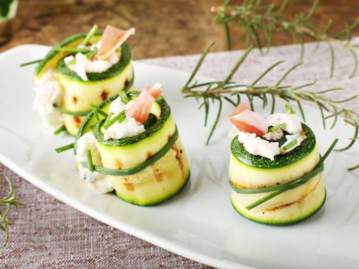 Zucchini-Röllchen mit Frischkäse und Lachs - lowcarbrezepte.org