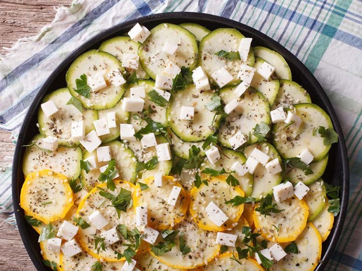Zucchini Salat mit Käse und Kräutern Zucchini Salat mit Käse und Kräutern
