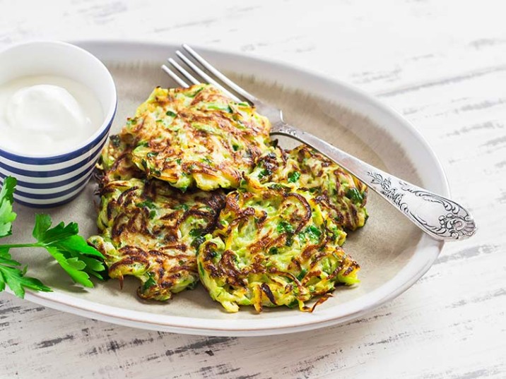 Zucchinibratlinge mit Kräutern und Joghurtdip - lowcarbrezepte.org