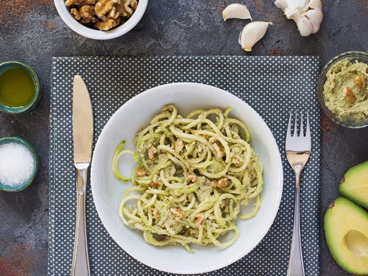 Zucchini-Pasta mit Avocado-Pesto