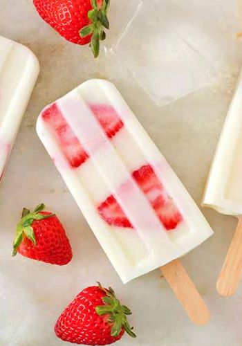 Buttermilcheis mit Erdbeeren