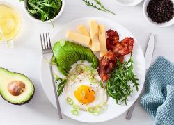 Spiegelei mit Avocado, Bacon und Käse