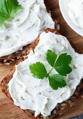 Vollkornbrot mit Frischkäse und Kräutern