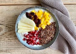 Joghurt-Früchte-Bowl mit Leinsamen