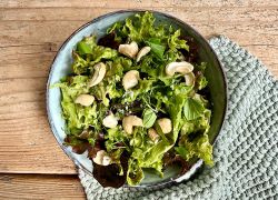 Salat mit Kräuterdressing und Cashewkernen