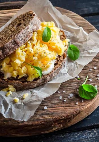 Rührei im Low Carb Brot