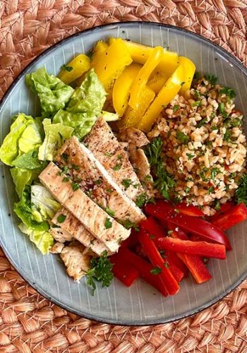 Hähnchenbrustfilet mit Salat, Paprika und Bulgur