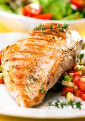Gegrillte Hähnchenbrust mit Gemüsewürfel