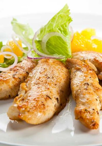 Hähnchenbrustfilet mit Orangenfilets und Salat
