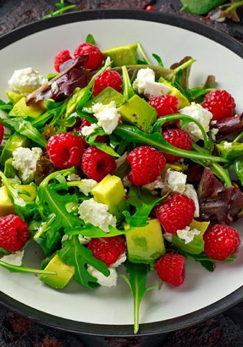 Salat mit Himbeeren, Avocado und Feta