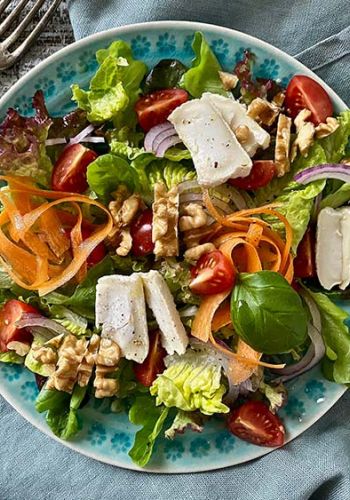 Bunter Salat mit Käse und Nüssen