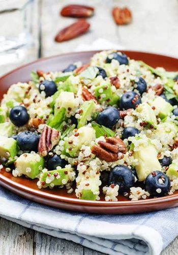 Quinoa-Avocado-Salat mit Blaubeeren und Pekannüssen