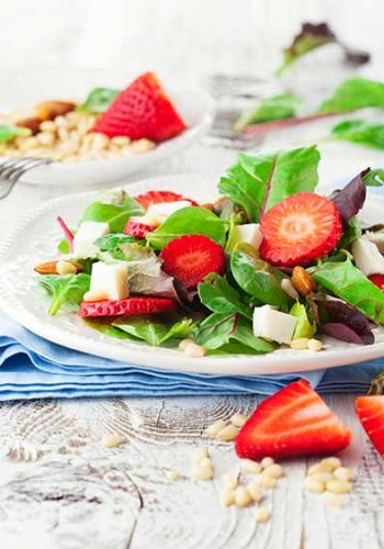Salat mit Mangold, Mandeln und Erdbeeren