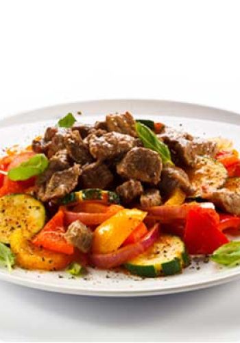 Ungarischer Putengulasch auf Gemüse
