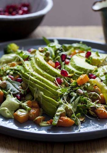 Good Life Salat mit Kürbis, Avocado, Granatapfel und Avocado-Dressing
