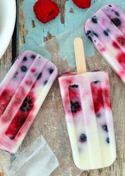 Eis am Stiel mit Beeren und Joghurt