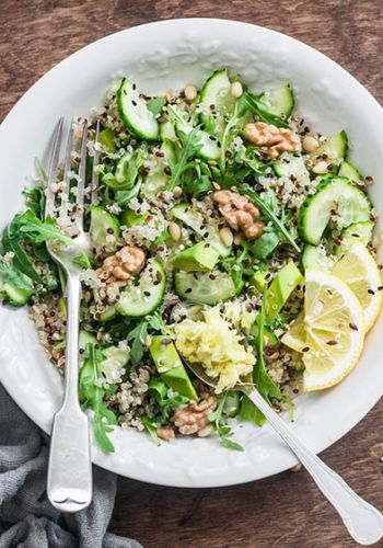 Fruchtiger Low Carb Quinoa-Salat mit Avocado, Nüssen & Zitrone