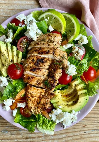 Salat mit Feta, Avocado und Hähnchen