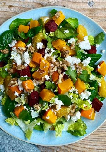 Salat mit Kürbis, Orange und Walnüssen