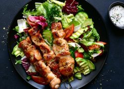 Putenspieße mit Kräutermarinade und Salat