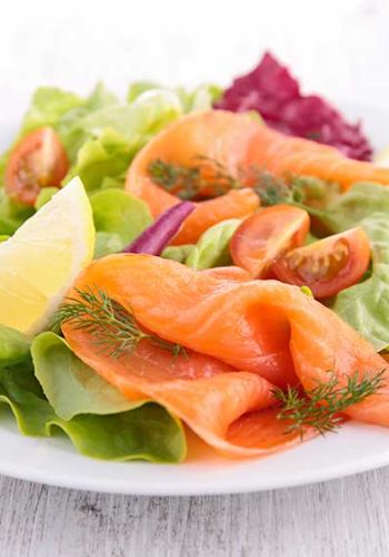 Räucherlachs an Salat