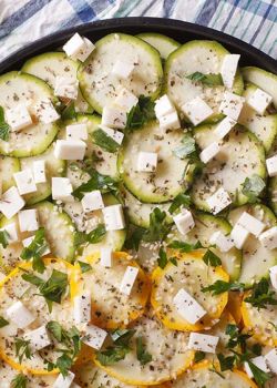 Zucchini Salat mit Käse und Kräutern