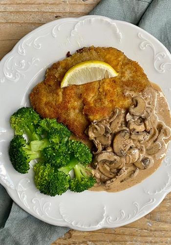 Wiener Schnitzel mit Brokkoli und Champignon-Rahm-Sauce