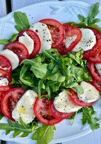Tomate-Mozzarella mit Rucola
