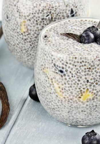 Chia-Samen mit Mango und Heidelbeeren
