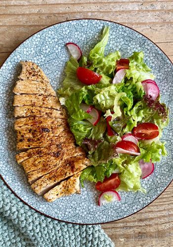 Gebratene Putenbrust mit Salat und Radieschen