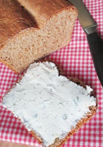 Low Carb Brot mit Ziegenfrischkäse