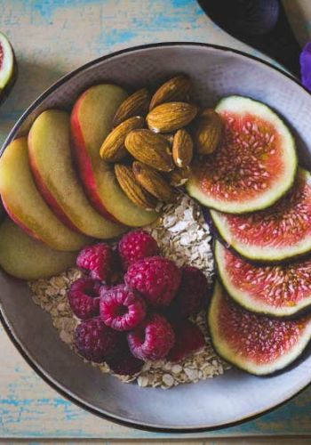 Protein Frühstück mit Soja Flakes, Mandeln und Feigen