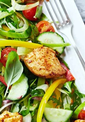 Hähnchen-Gemüse-Salat mit frischen Kräutern
