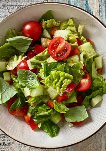 Kleiner Salat mit Tomaten und Gurke