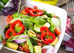 Bunter Salat mit Avocado und Granatapfelkerne