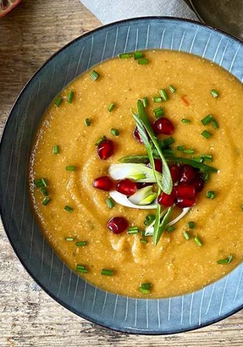 Linsensuppe mit Süßkartoffel und Schnittlauch