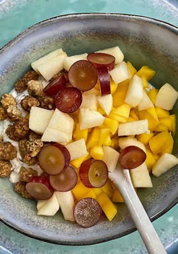 Mango-Trauben-Frühstück mit Joghurt und Maulbeeren