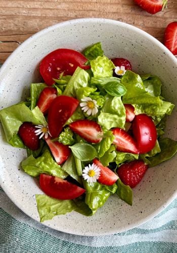 Salat mit Erdbeeren und Gänseblümchen