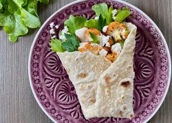 Wrap mit Salat, Blumenkohl und Feta