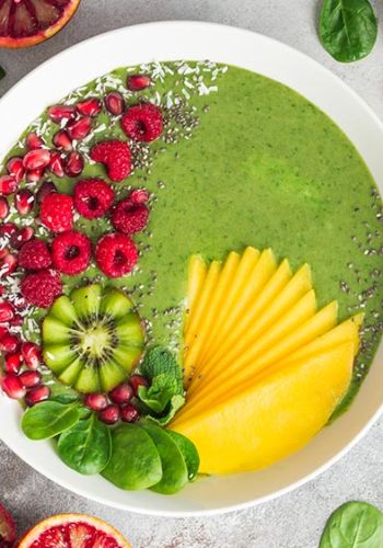 Grüne Bowl mit Mango und Kiwi
