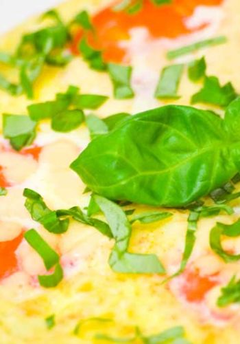Omelette mit Tomaten, Käse und Basilikum