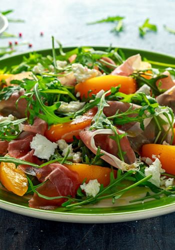 Rucola-Salat mit Parmaschinken, Kaki und Feta