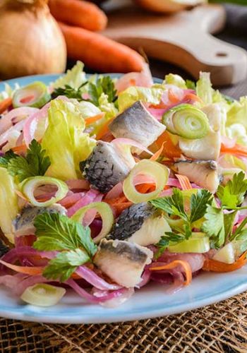 Bunter Salat mit Hering und frischen Kräutern