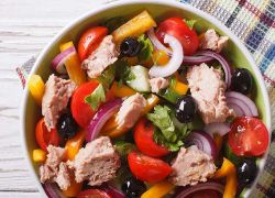 Bunter Salat mit Thunfisch und Oliven
