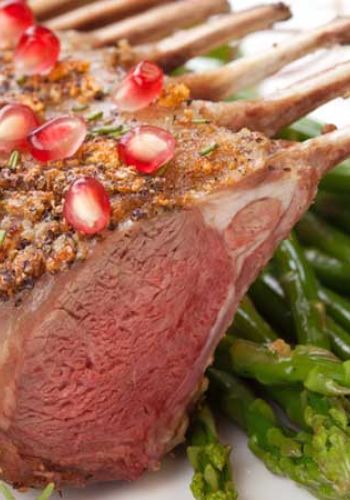 Lammkoteletts mit Kräuterkruste an Spargel