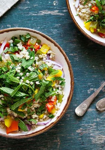 Falscher Bulgursalat mit Paprika und frischer Minze